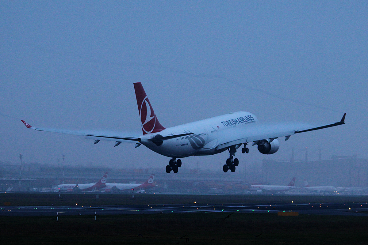 Turkish Airlines A 330-203 TC-JNB bei der Landung in Berlin-Tegel am 14.12.2014