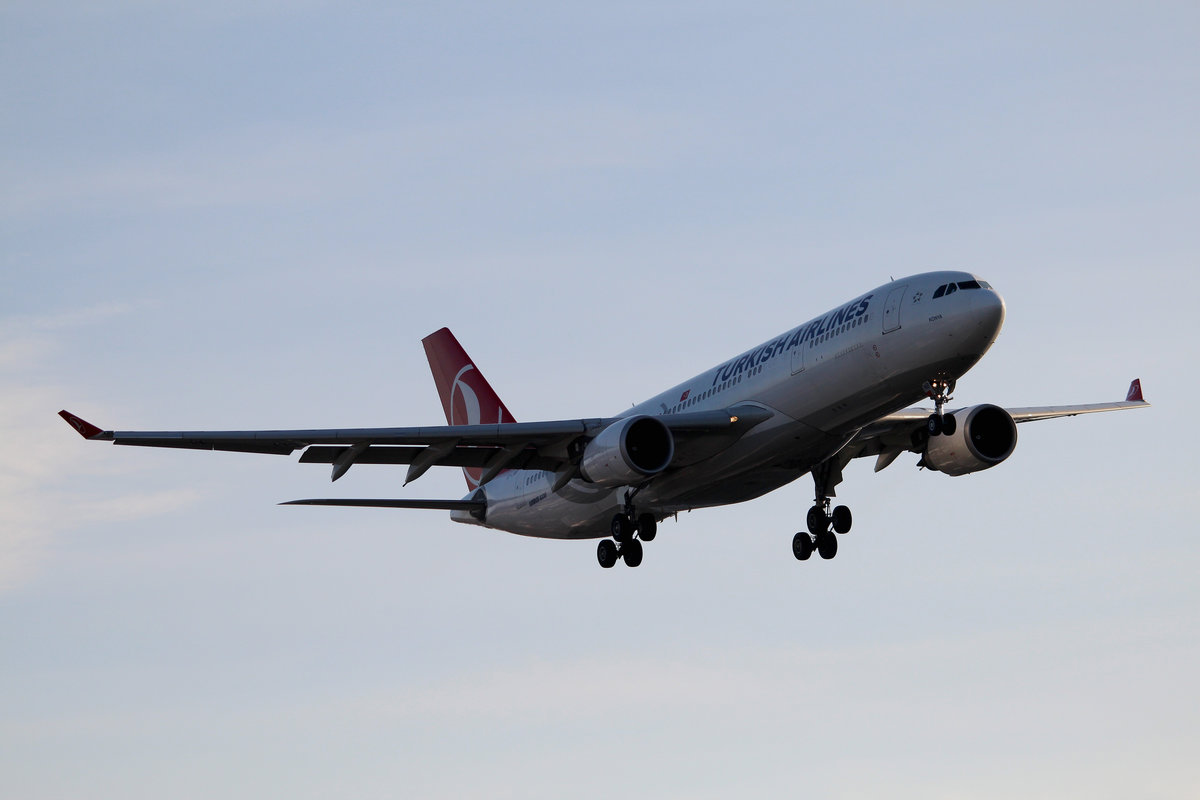 Turkish Airlines A 330-203 TC-JNB bei der Landung in Berlin-Tegel am 06.12.2015