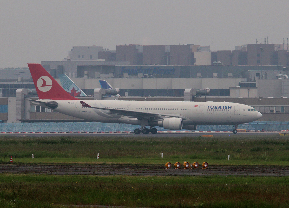Turkish Airlines A 330-203 TC-JNE bei der Ankunft in Frankfurt am 11.06.2013
