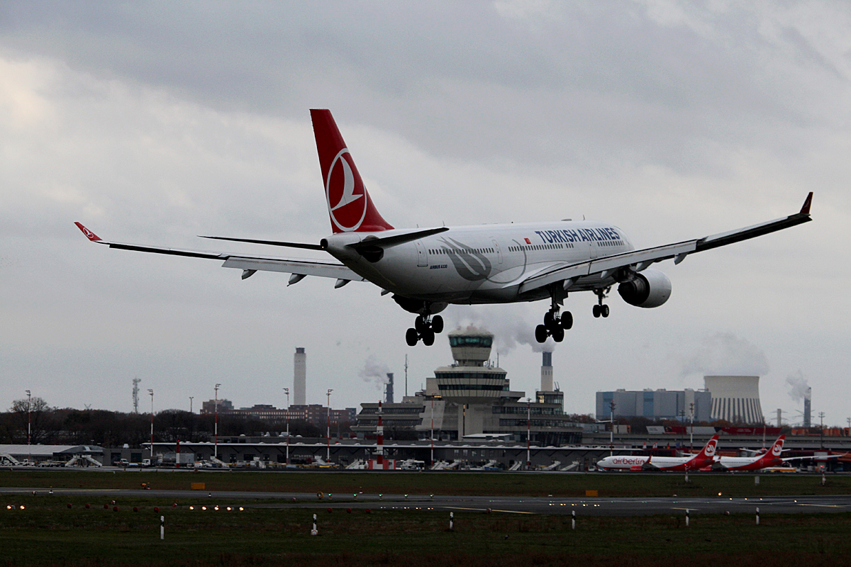 Turkish Airlines A 330-203 TC-JNE bei der Landung in Berlin-Tegel am 14.11.2015