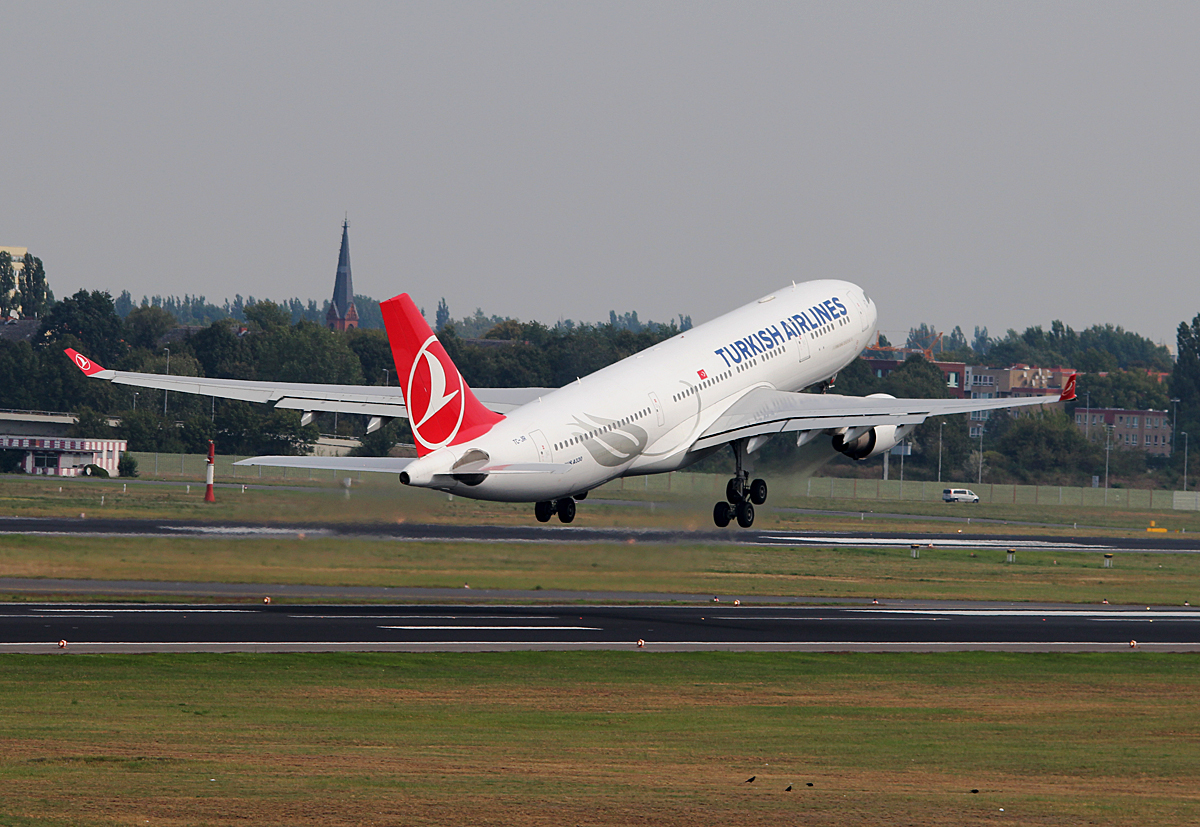 Turkish Airlines A 330-223 TC-JIR beim Start in Berlin-Tegel am 13.09.2015