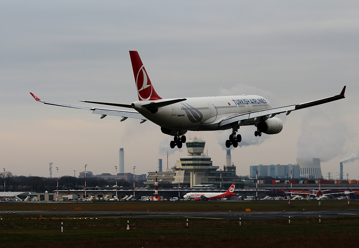 Turkish Airlines A 330-343E TC-JNK bei der Landung in Berlin-Tegel am 19.12.2015