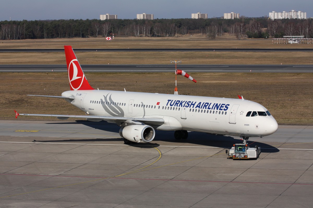 Turkish Airlines A321 (TC-JSM) beim Pushback auf dem Flughafen Berlin-Tegel, 23.02.2014. 