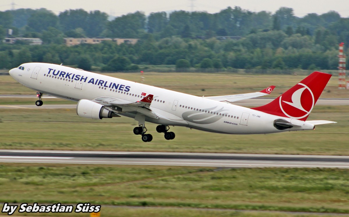 Turkish Airlines A33-202 TC-JNB @ Dusseldorf Airport. 12.6.15