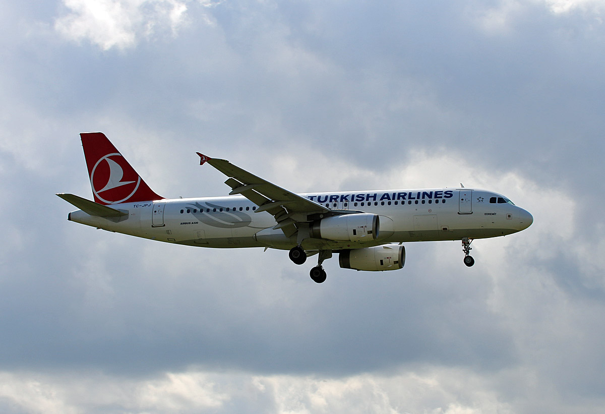 Turkish Airlines, Airbus A 320-232, TC-JPJ, TXL, 10.08.2019