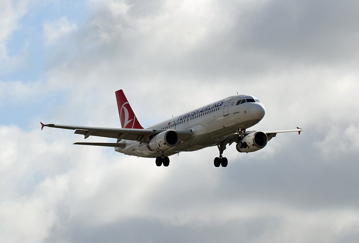Turkish Airlines, Airbus A 320-232, TC-JPR, TXL, 19.09.2019