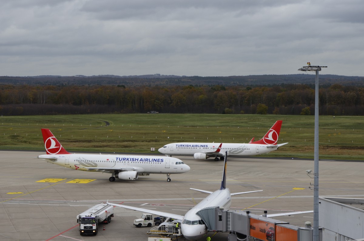 Turkish Airlines Airbus A 320, TC-JPO trifft Boeing 737-800, TC-JFP auf dem Flughafen Köln/Bonn. (14.11.2015)