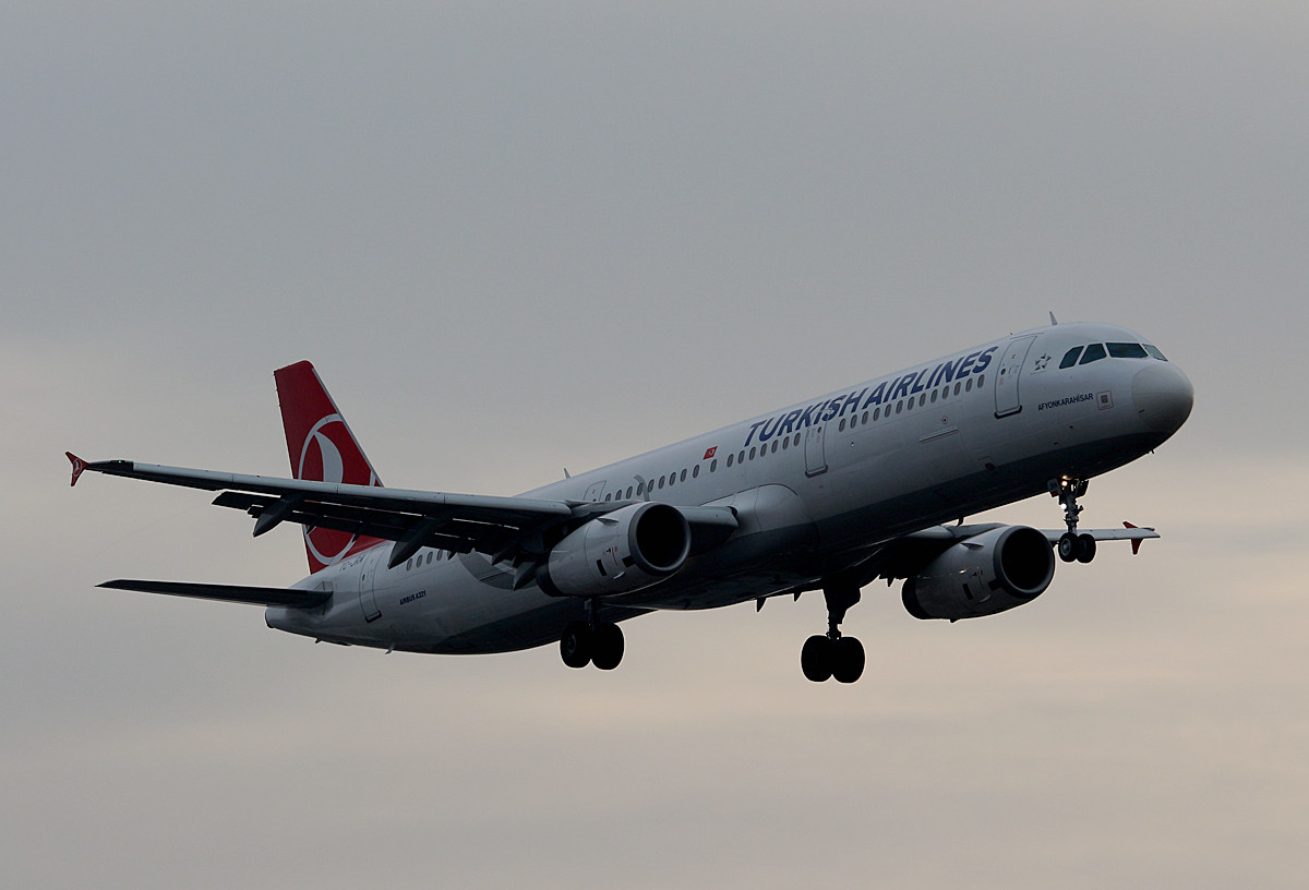 Turkish Airlines, Airbus A 321-231, TC-JRM, TXL, 19.02.2017