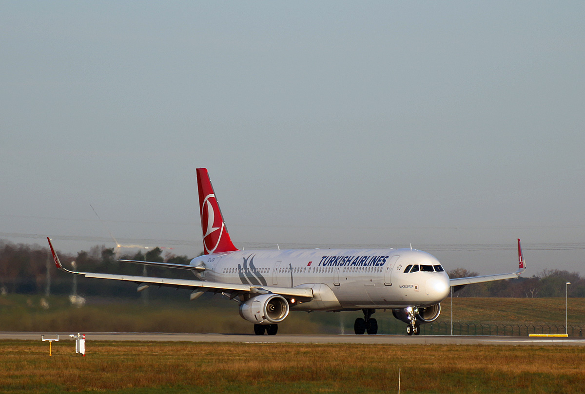 Turkish Airlines, Airbus A 321-231, TC-JTR, BER, 17.04.2022