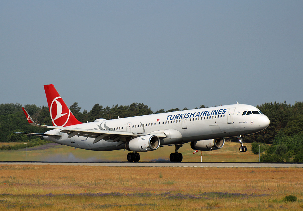 Turkish Airlines, Airbus A 321-231, TC-JSR, BER, 09.06.2023