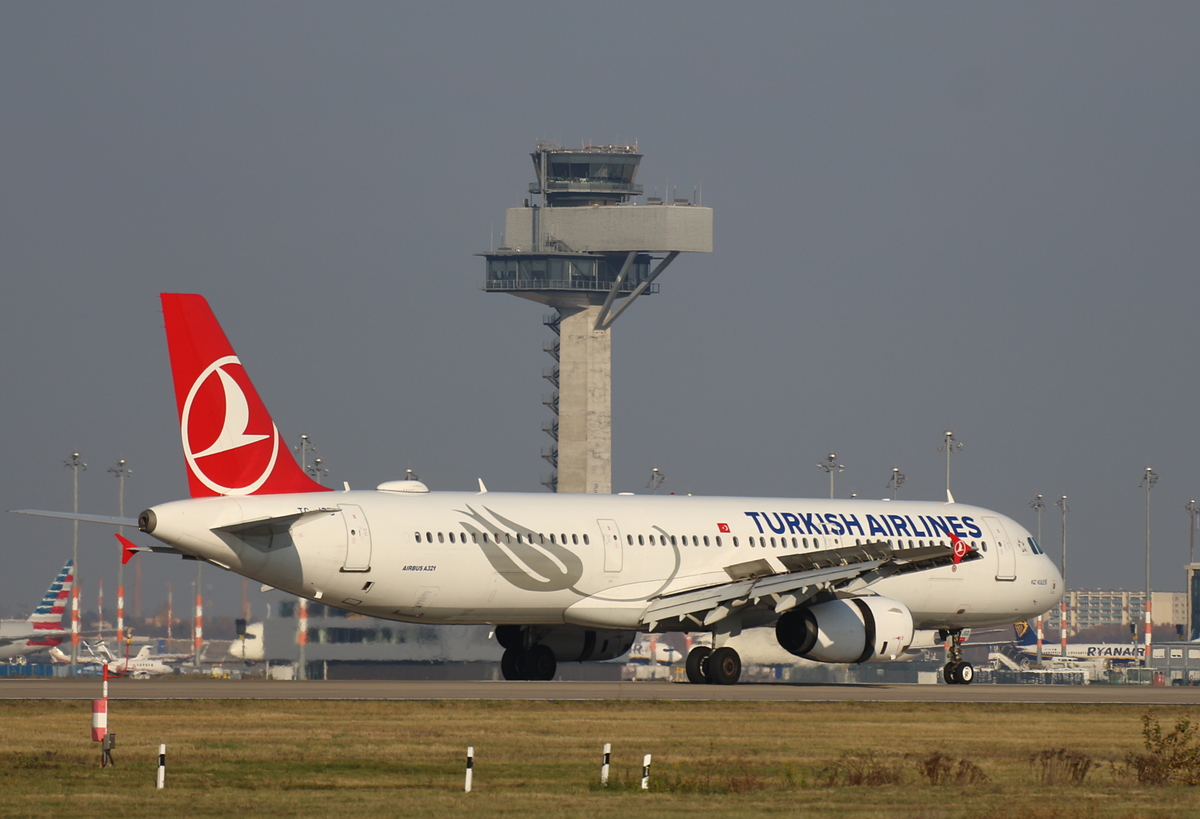 Turkish Airlines, Airbus A 321-231, TC-JSD, BER, 07.11.2025