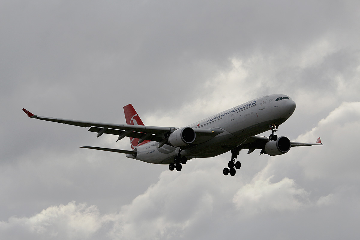Turkish Airlines, Airbus A 330-203, TC-JNB, TXL, 14.04.2017