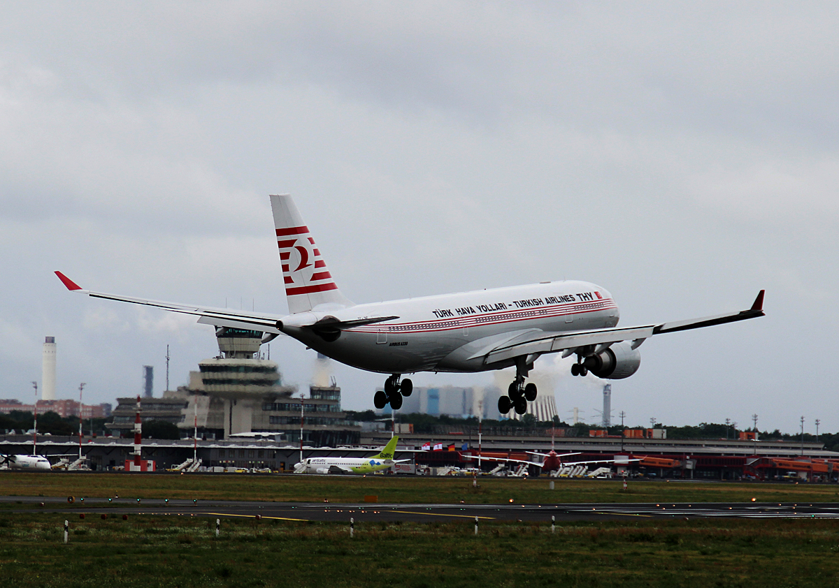 Turkish Airlines, Airbus A 330-203, TC-JNC, TXL, 15.07.2016