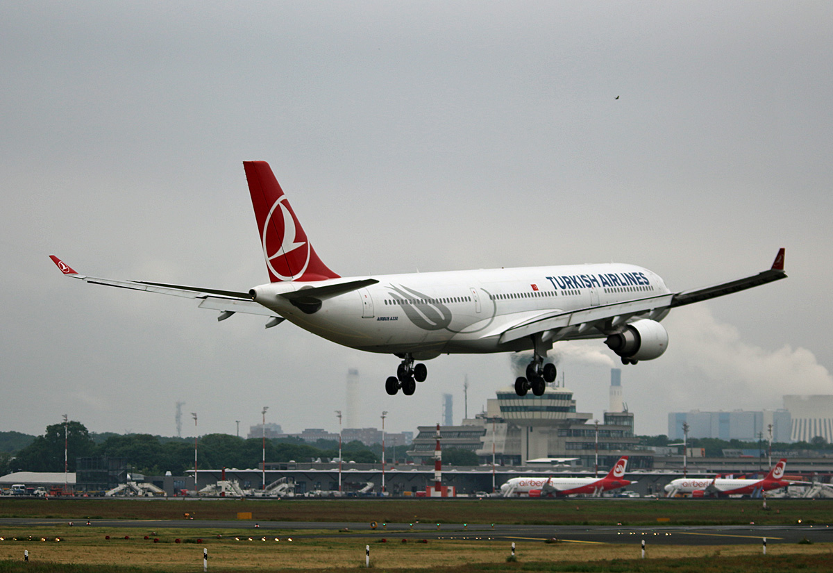 Turkish Airlines, Airbus A 330-303, TC-JOM. TXL, 26.05.2017