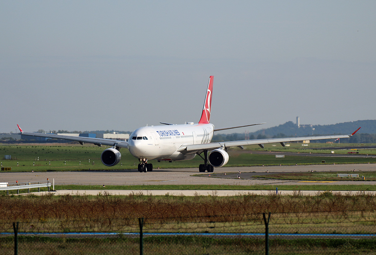 Turkish Airlines, Airbus A 330-303, TC-JOA, BER, 26.09.2021