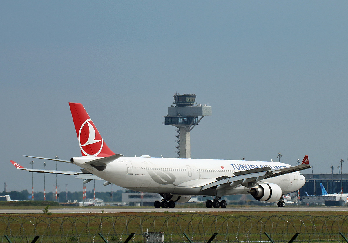 Turkish Airlines, Airbus A 330-303, TC-JOI, BER, 04.06.2022