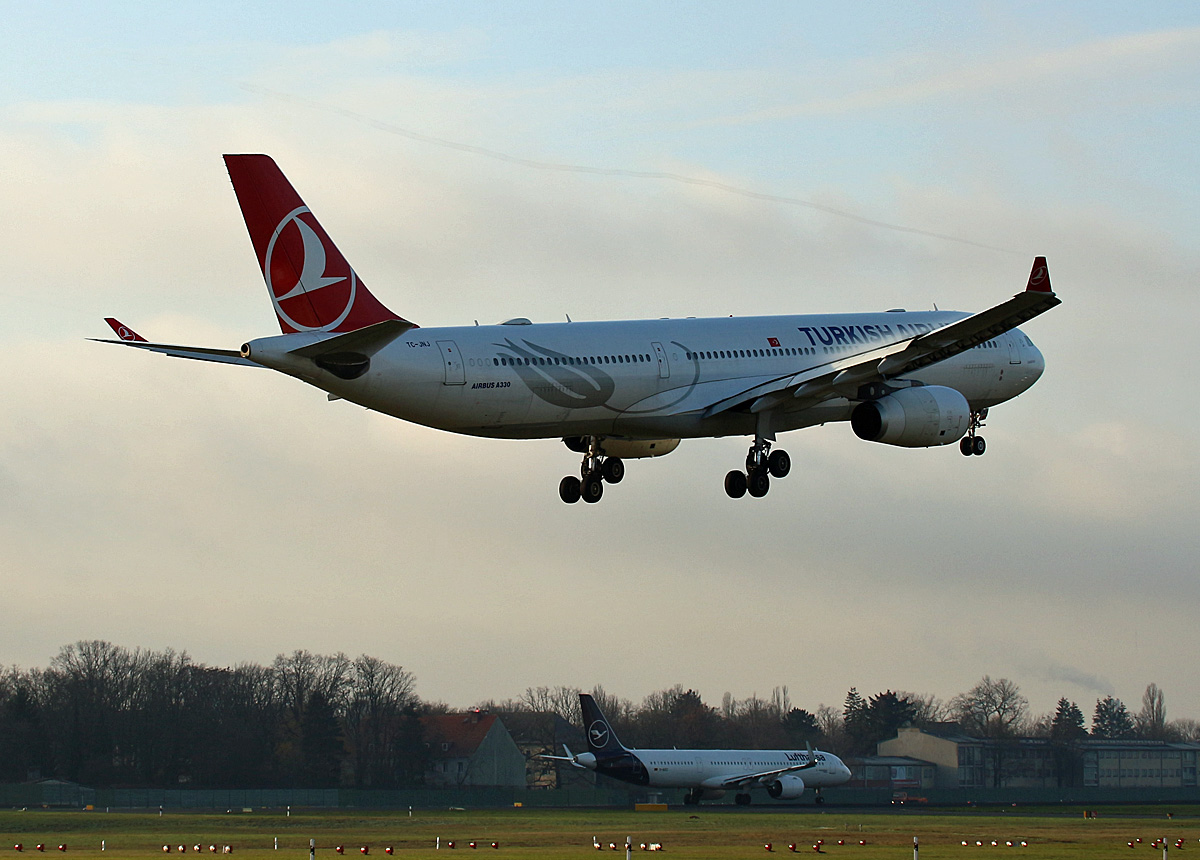 Turkish Airlines, Airbus A 330-343, TC-JNJ, Lufthansa, Airbus A 321-271NX, D-AIEC  Cottbus , TXL, 30.11.2019