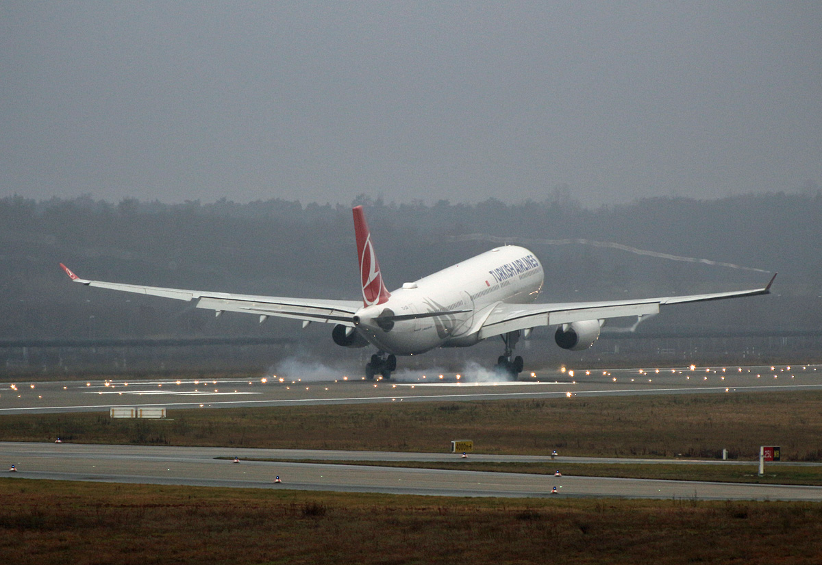 Turkish Airlines, Airbus A 330-343, TC-LOB, BER; 15.01.2022