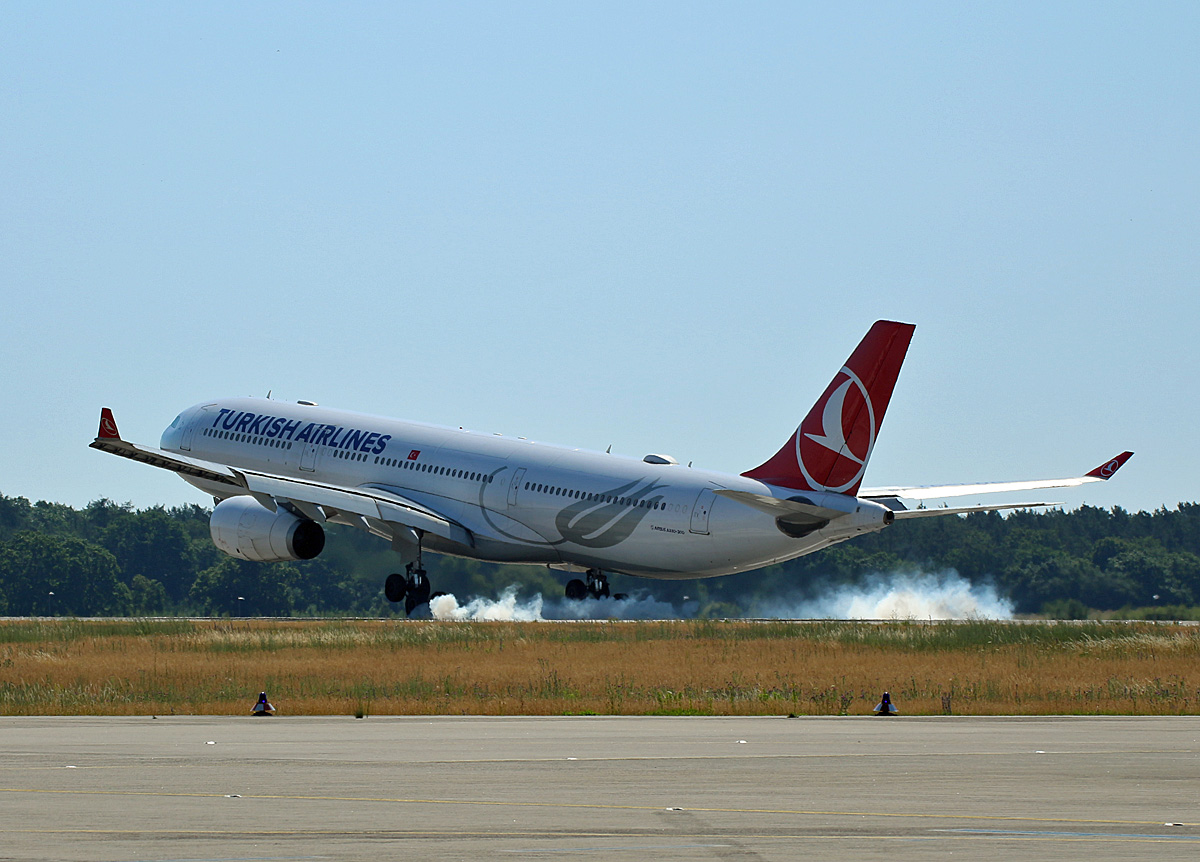 Turkish Airlines, Airbus A 330-343, TC-LOC, BER, 24.06.2022