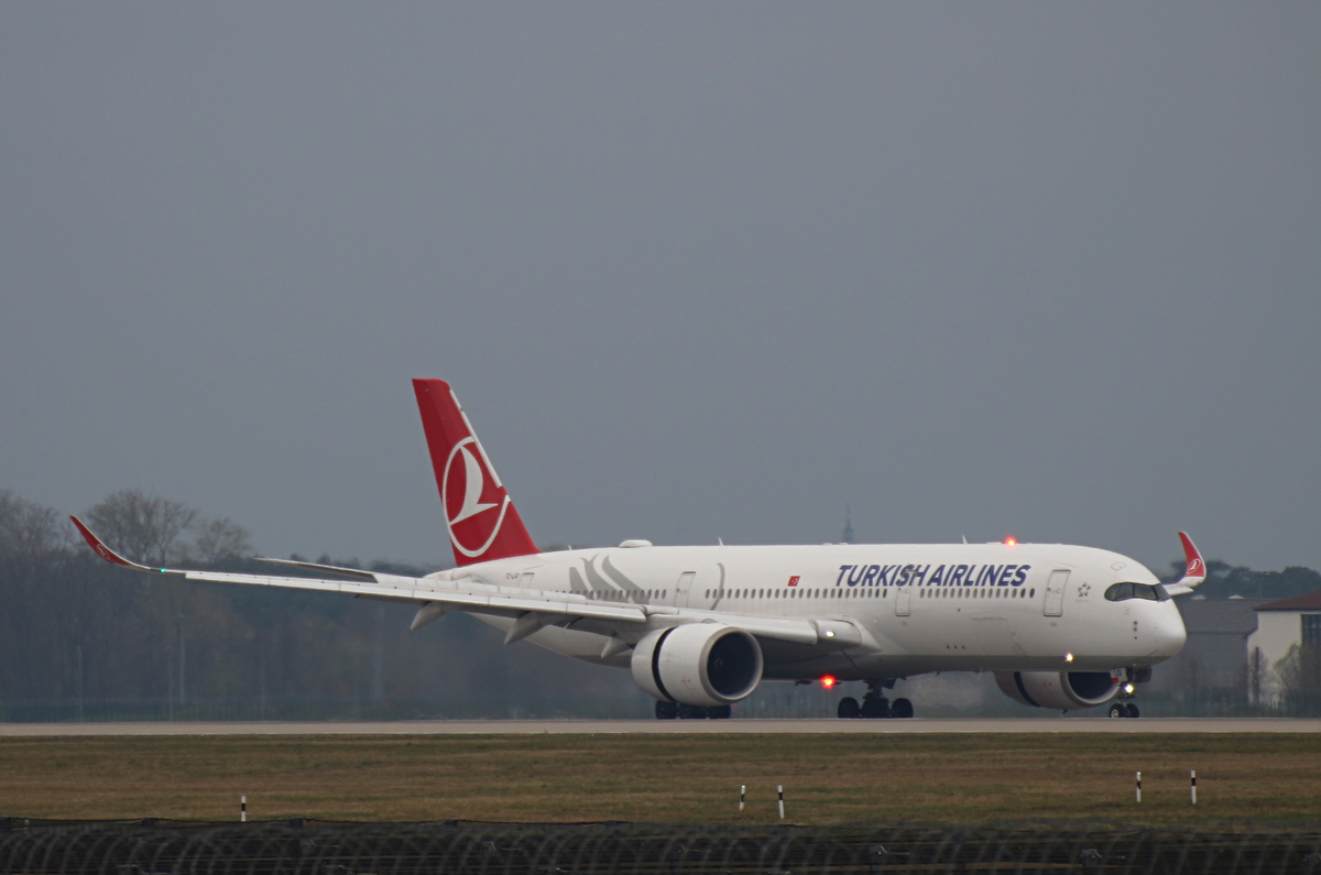 Turkish Airlines, Airbus A 350-941, TC-LGI, BER, 12.04.2026