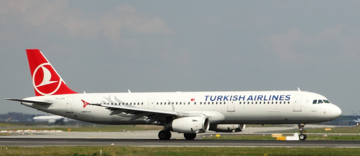 Turkish Airlines Airbus A321 (TC-JRS) startet am 24.04.14 in Frankfurt am Main 