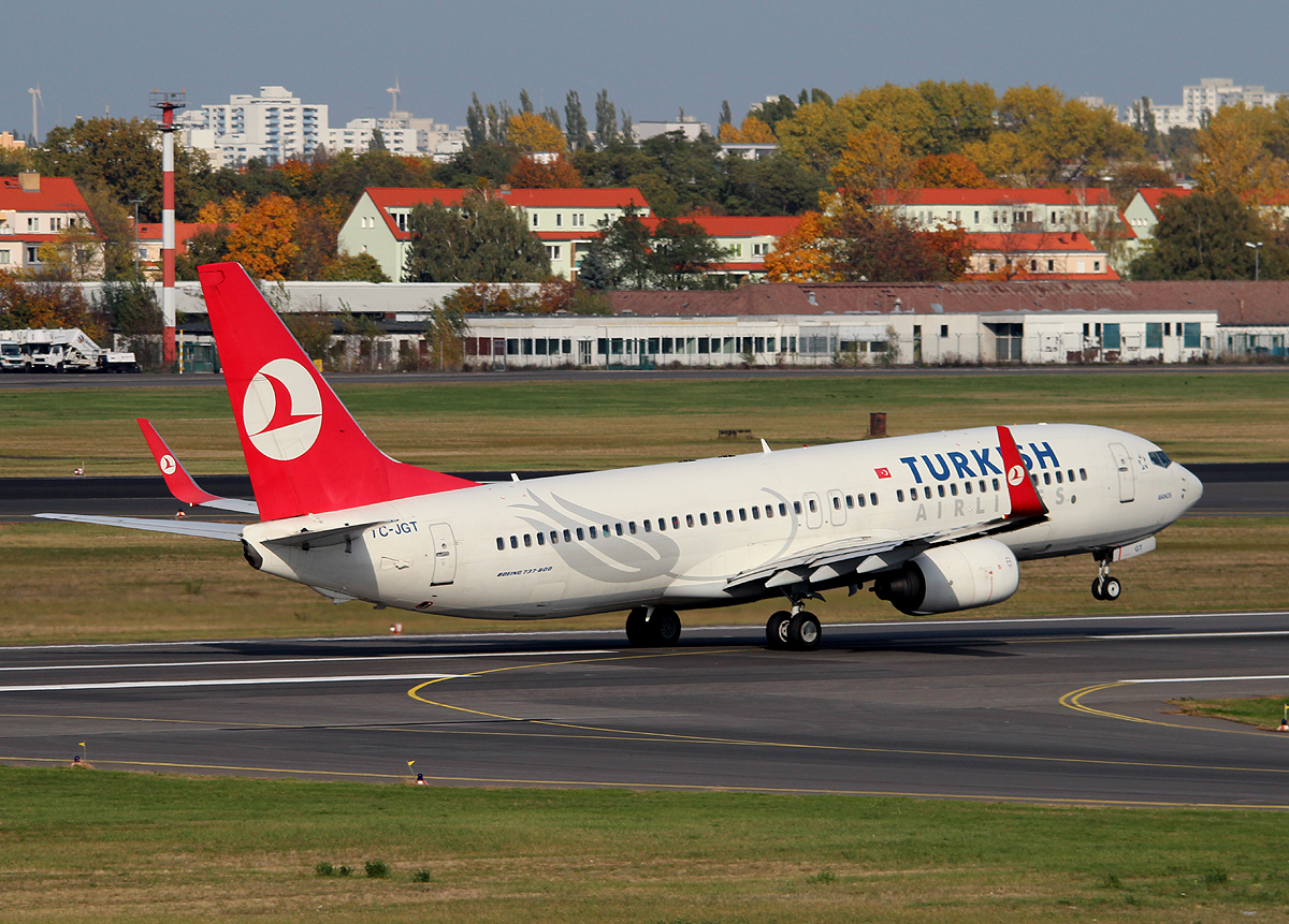 Turkish Airlines B 737-8F2 TC-JGT beim Start in Berlin-Tegel am 19.10.2013