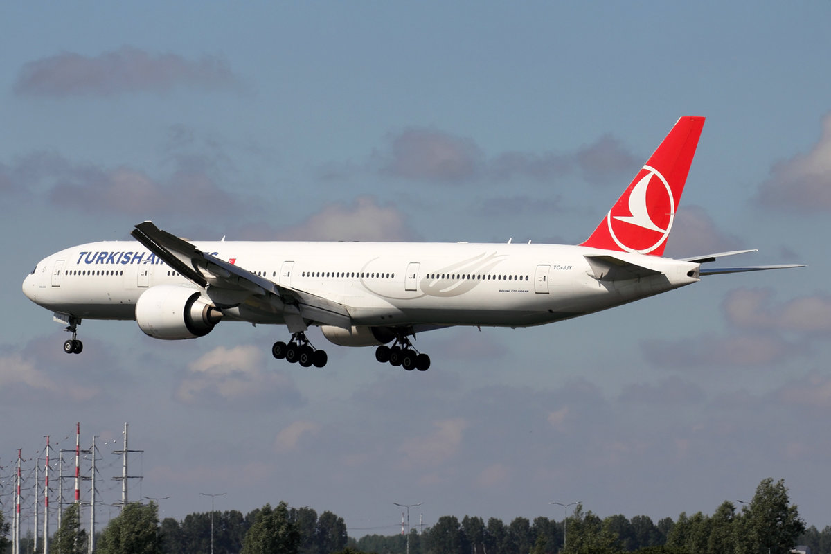 Turkish Airlines Boeing 777-3F2ER TC-JJY bei der Landung in Amsterdam 13.6.2020