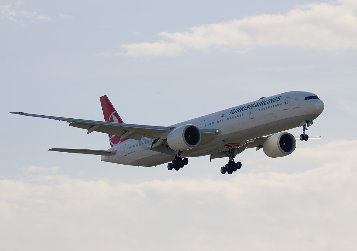 Turkish Airlines, Boeing B 777-3F2(ER), TC-JJY, BER, 08.10.2022