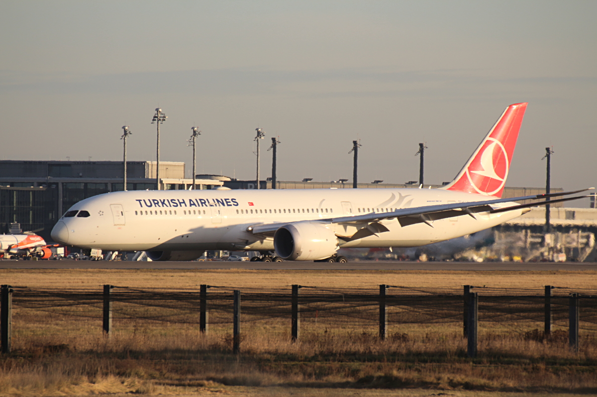 Turkish Airlines, Boeing B 787-9 Dreamliner, TC-LLV, BER, 19.12.2025