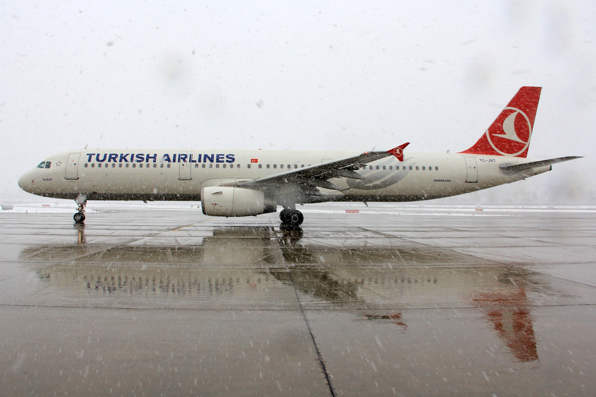 Turkish Airlines, TC-JRT, Airbus A321-231, msn: 4779,  Alaçati , 28.Oktober 2012, ZRH Zürich, Switzerland. Bei Super Spotterwetter!