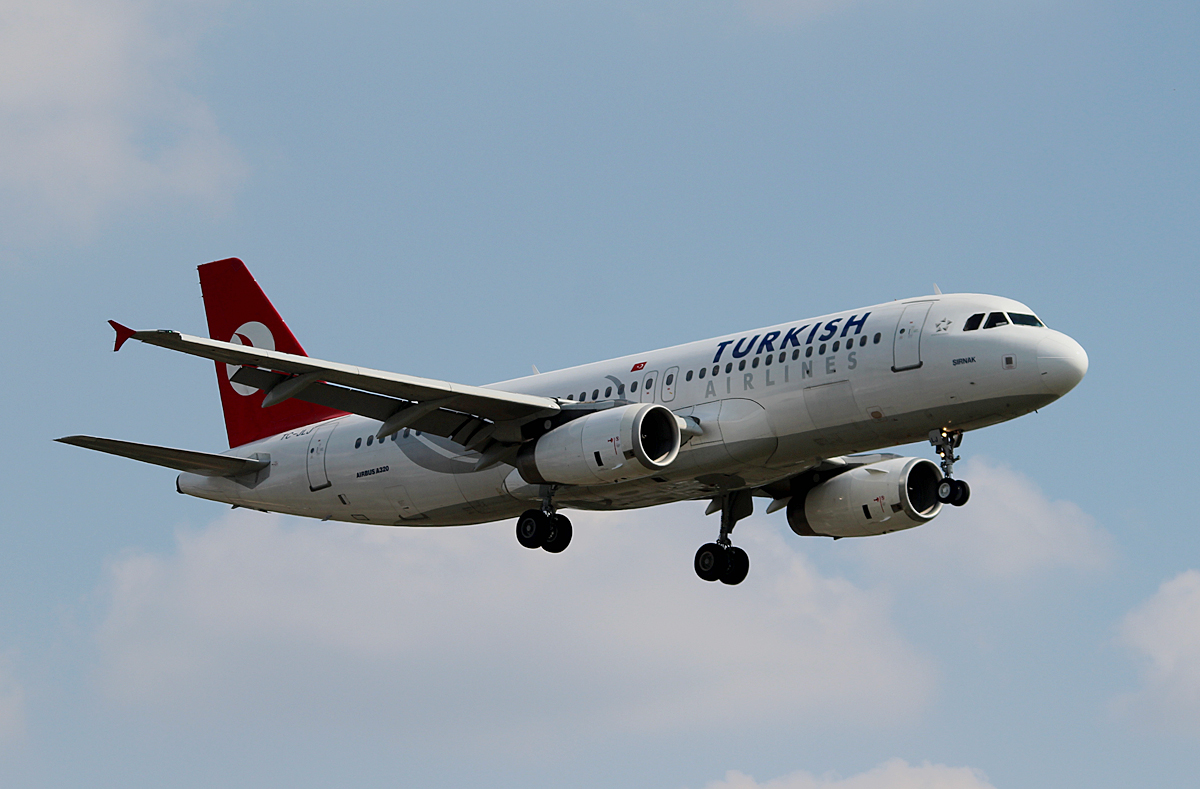 Turkish Airlins A 320-232 TC-JLJ bei der Landung in berlin-Tegel am 08.08.2014