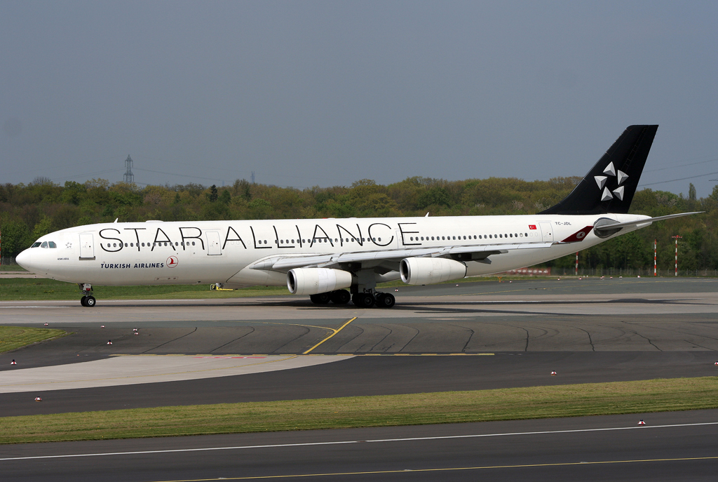 Turkish Star Alliance A340-300 TC-JDL auf der 23L in DUS / EDDL / Düsseldorf am 16.04.2011