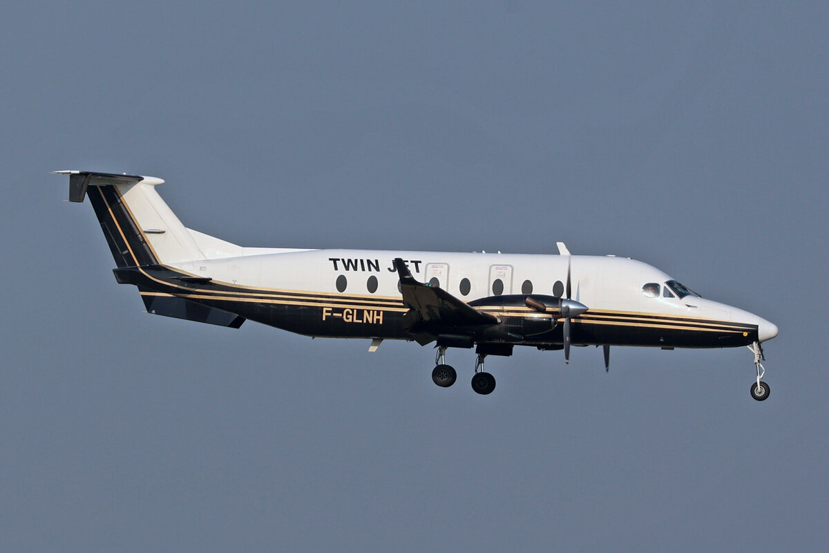 TwinJet, F-GLNH, Beechcraft B1900D, msn: UE73, 11.Juli 2023, MXP Milano Malpensa, Italy.