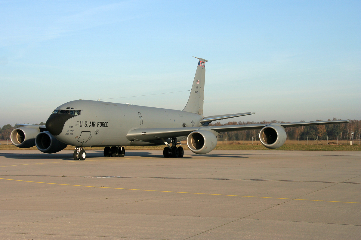 U. S. Air Force KC-135R 59-1500 rollt über die Besucherplatte zum Enteisen in GKE / ETNG / Geilenkirchen am 16.11.2011
