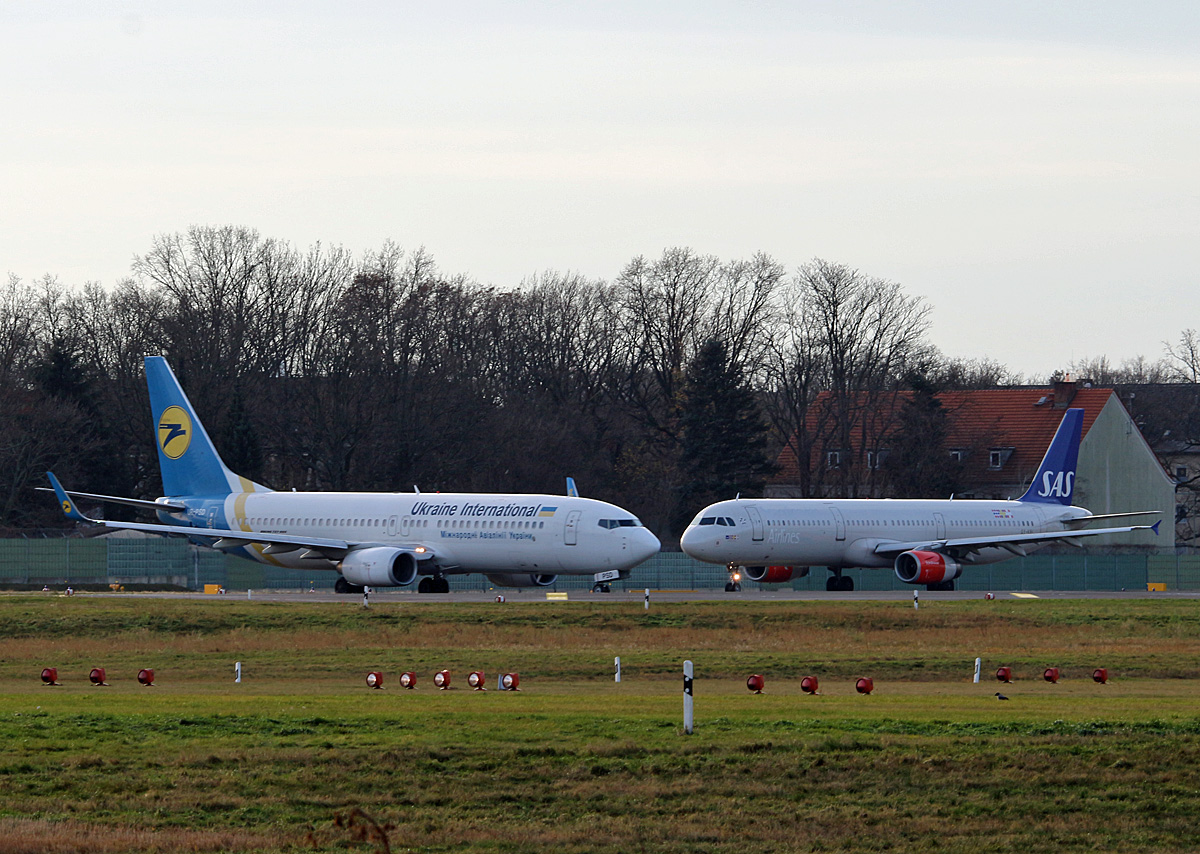 Ukarine International, Boeing B 737-8HX, UR-PSD, SAS Airbus A 321-231, OY-KBL, TXL, 10.12.2017