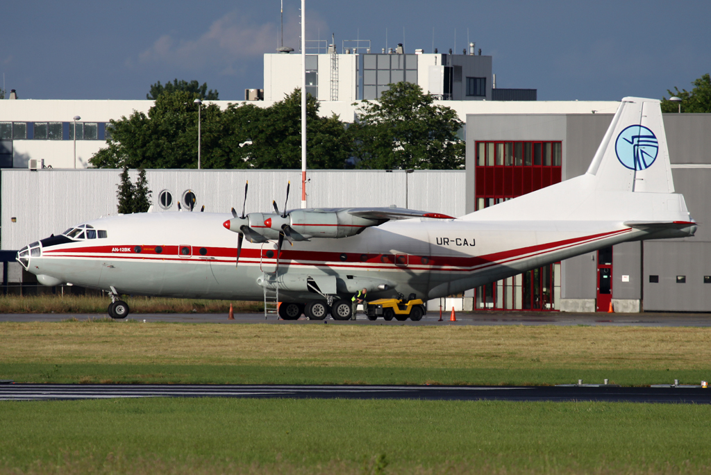 Ukraine Air Alliance An-12 UR-CAJ auf der Cargoplatte in MST / EHBK / Maastricht am 04.06.2014