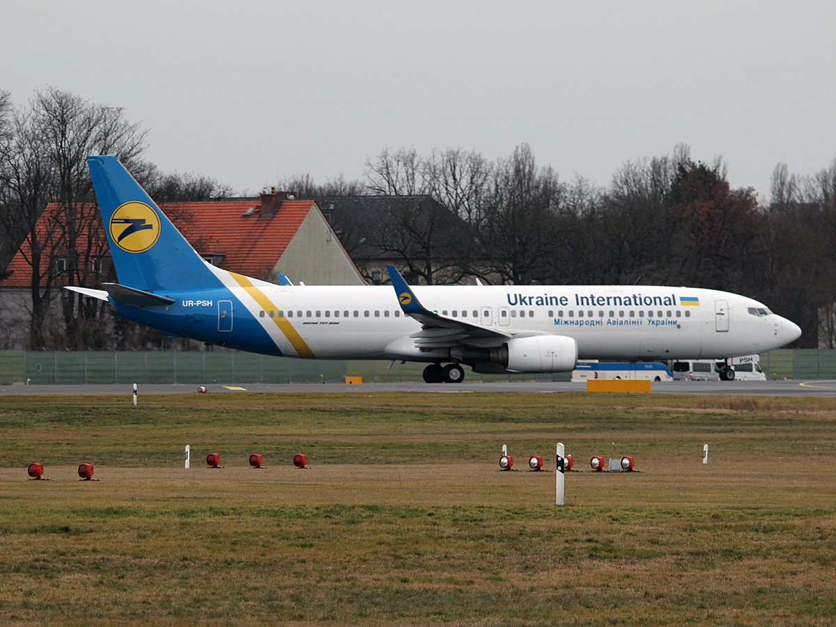 Ukraine International Airline B 737-85R UR-PSH kurz vor dem Start in Berlin-Tegel am 13.02.2014