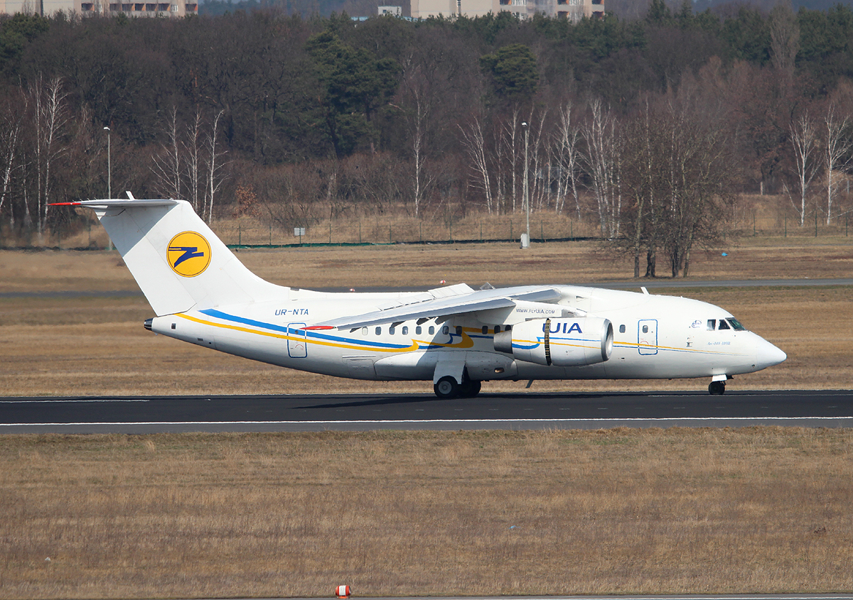 Ukraine International Airlines An-148-100B UR-NTA nach der Landung in Berlin-Tegel am 14.04.2013