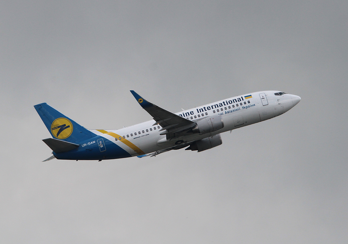 Ukraine International Airlines B 737-36N UR-GAN beim Start in Frankfurt am 09.06.2013