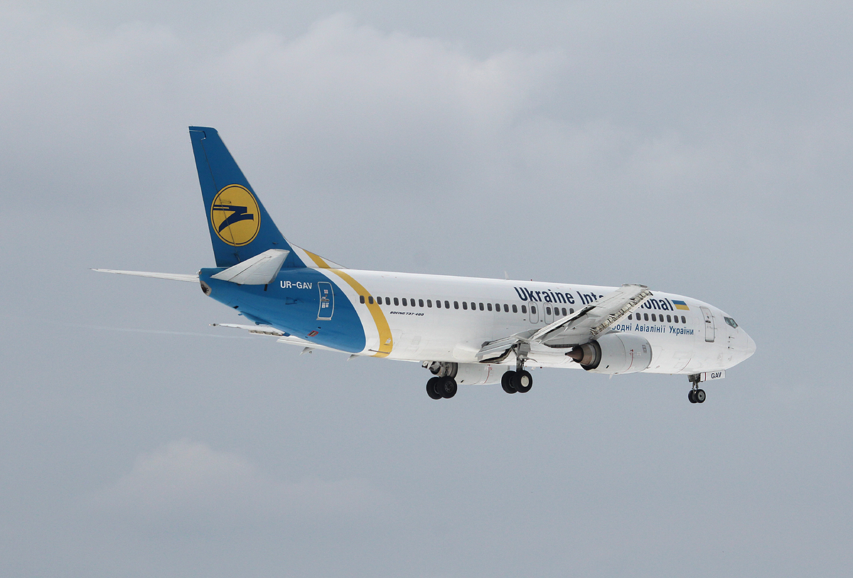Ukraine International Airlines B 737-4C9 UR-GAV bei der Landung in Berlin-Tegel am 01.04.2013