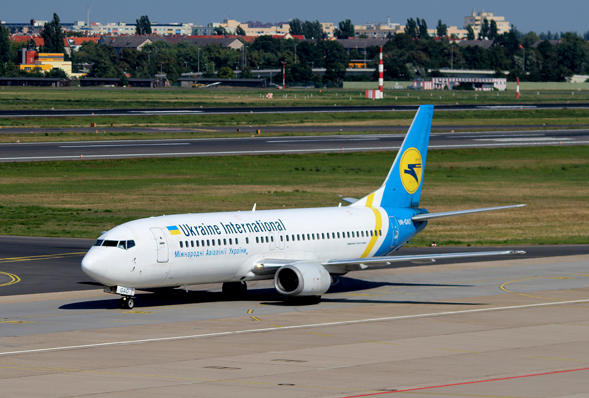 Ukraine International Airlines B 737-4Z9 UR-GAO bei der Ankunft in Berlin-Tegel am 06.09.2013