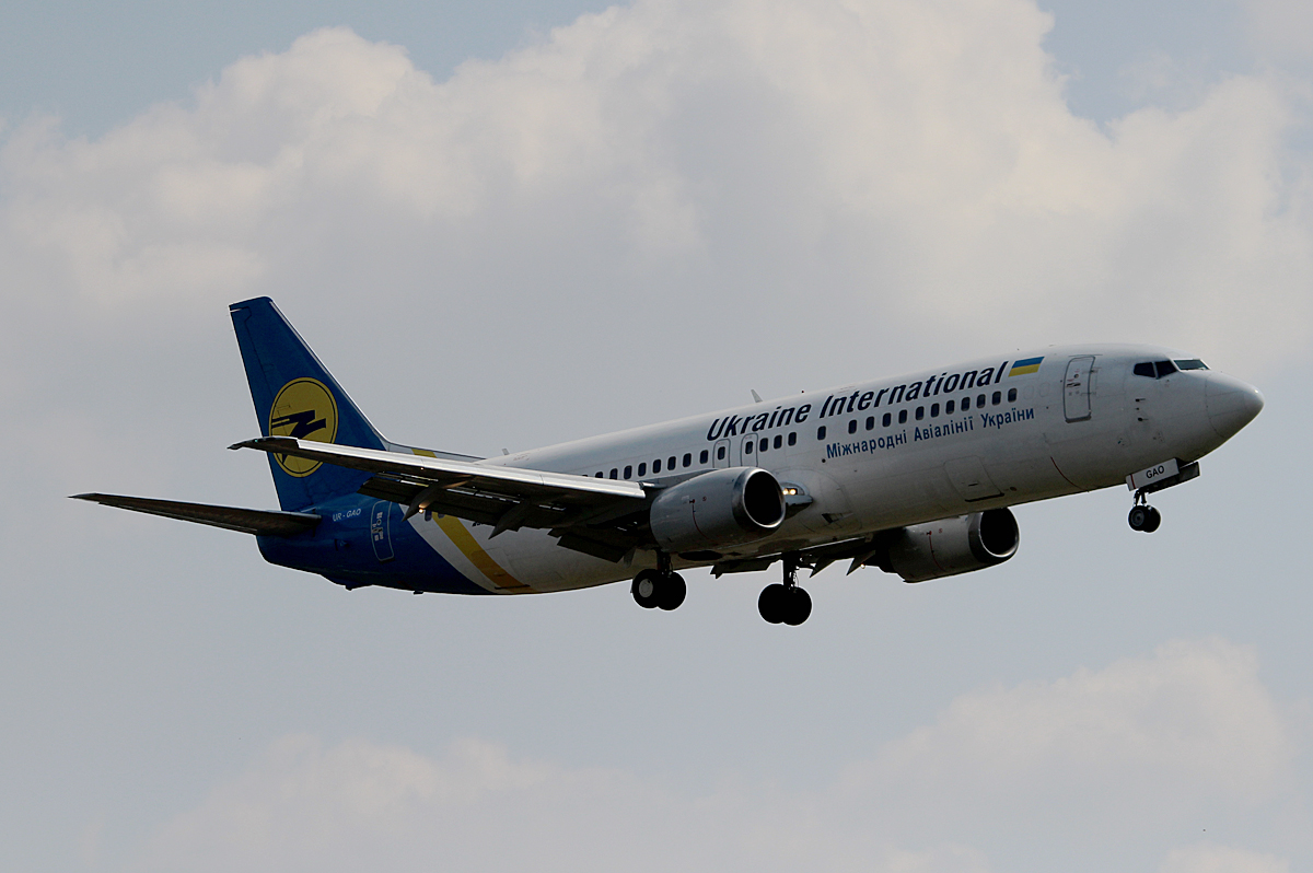 Ukraine International Airlines B 737-4Z9 UR-GAO bei der Landung in Berlin-Tegel am 08.08.2014