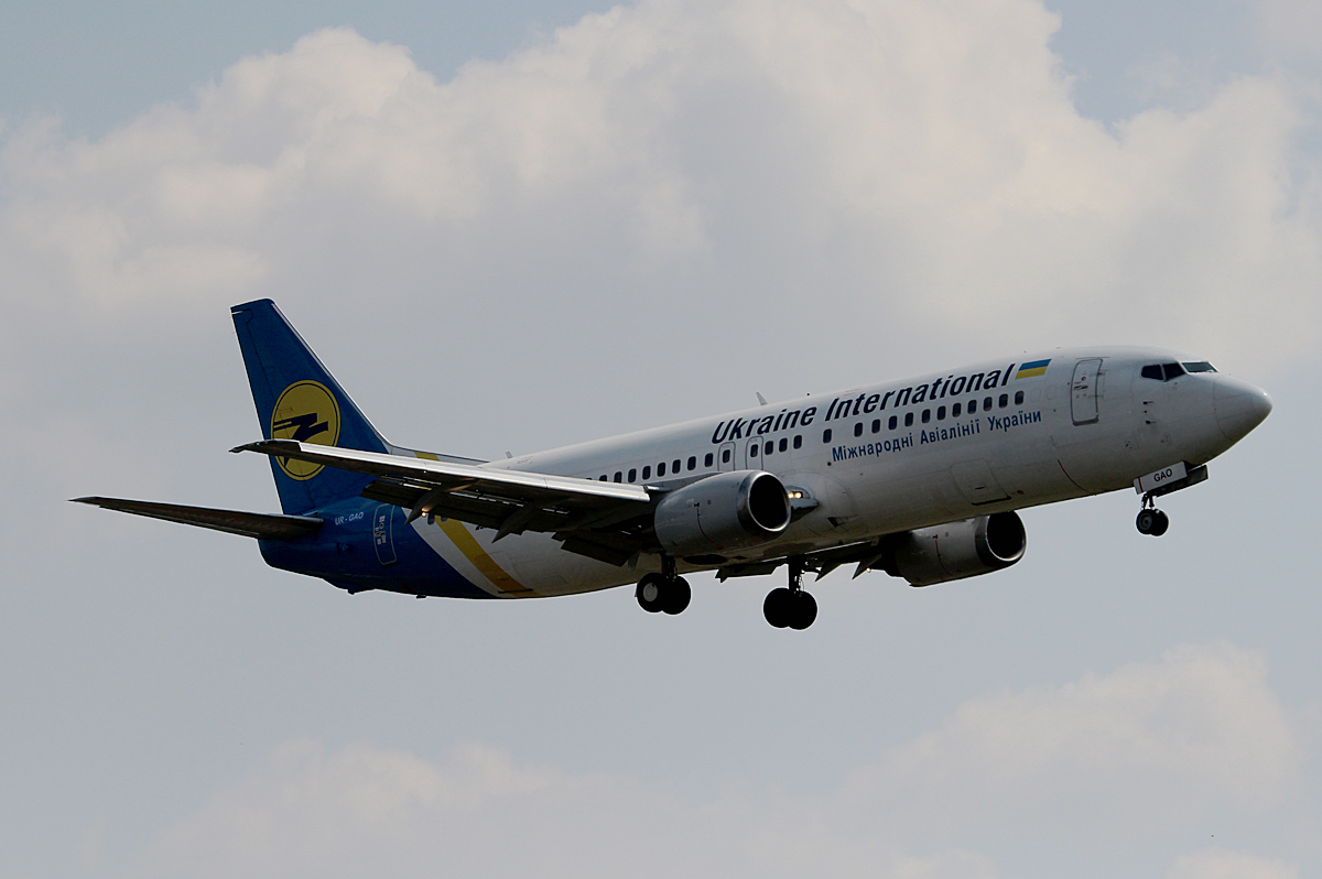 Ukraine International Airlines B 737-4Z9 UR-GAO bei der Landung in Berlin-Tegel am 08.08.2014