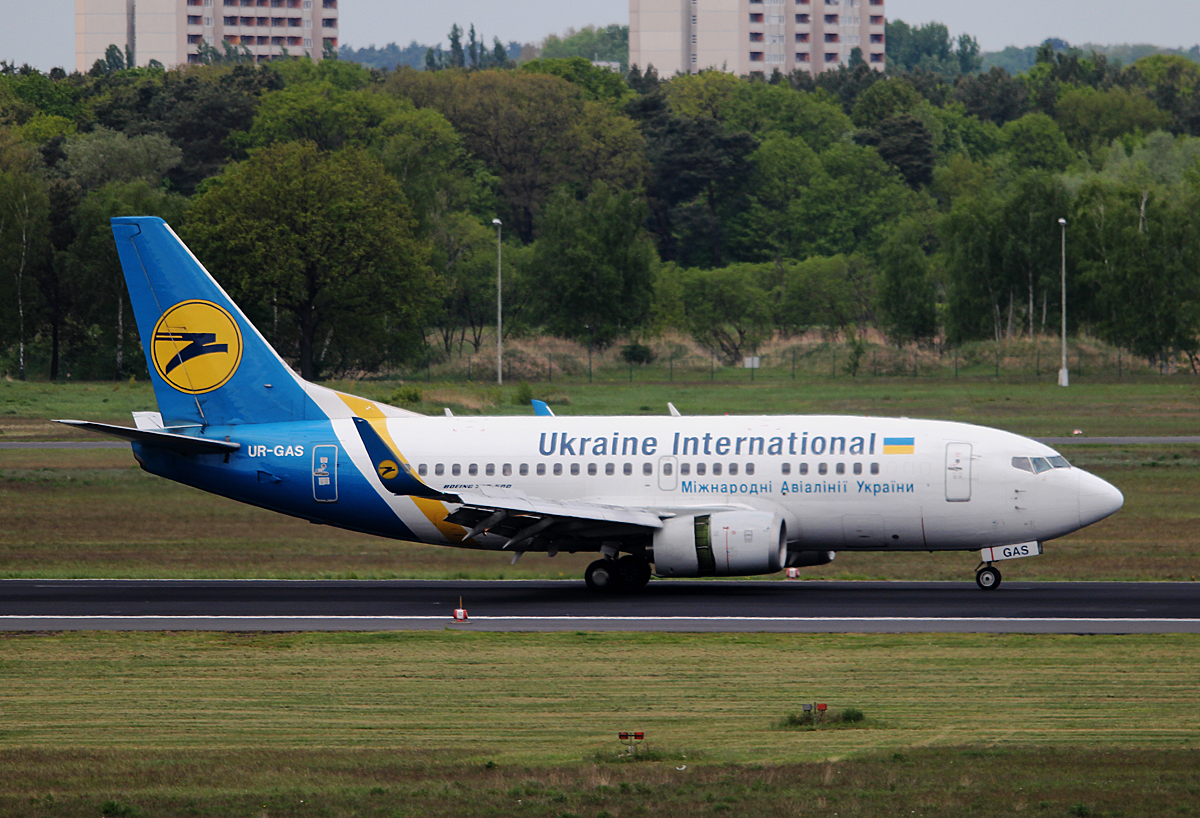 Ukraine International Airlines B 737-528 UR-GAS nach der Landung in Berlin-Tegel am 27.04.2014