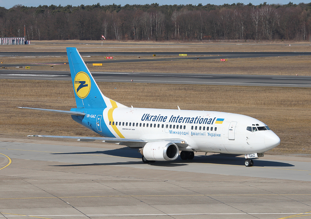 Ukraine International Airlines B 737-55D UR-GAZ bei der Ankunft in Berlin-Tegel am 07.04.2013