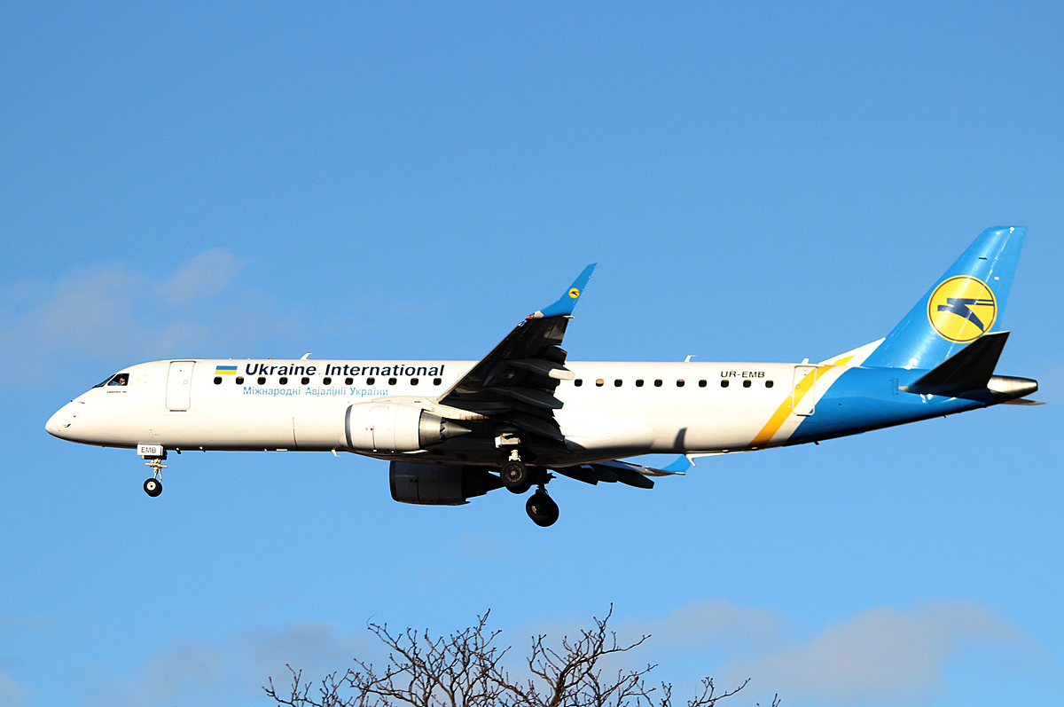 Ukraine International Airlines ERJ-190-100STD UR-EMB bei der Landung in Berlin-Tegel am 11.01.2014