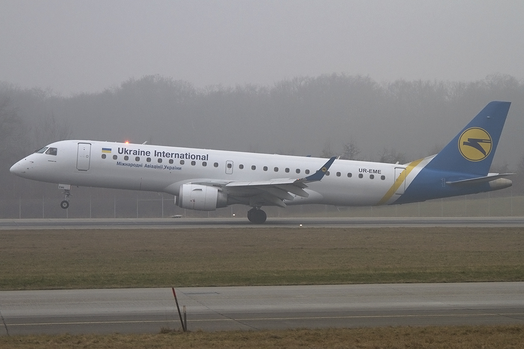 Ukraine International Airlines, UR-EME, Embraer, 190LR, 12.02.2015, GVA, Geneve, Switzerland 



