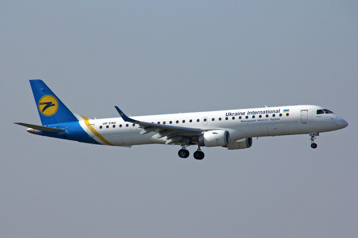 Ukraine International Airlines, UR-EMG, Embraer ERJ-195, msn: 1900088, 30.September 2020, MXP Milano-Malpensa, Italy.