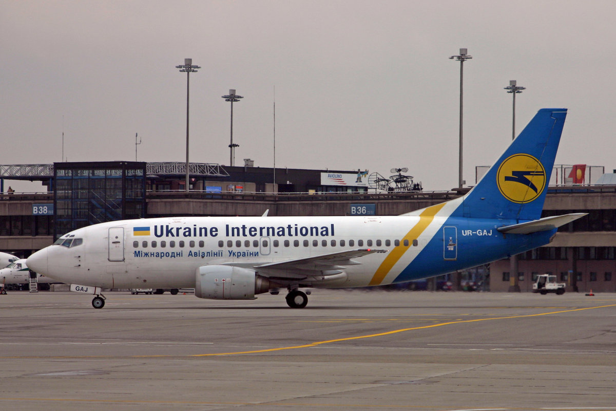 Ukraine International Airlines, UR-GAJ, Boeing 737-5YO, msn: 25192/2262, 10.Dezember 2005, ZRH Zürich, Switzerland.