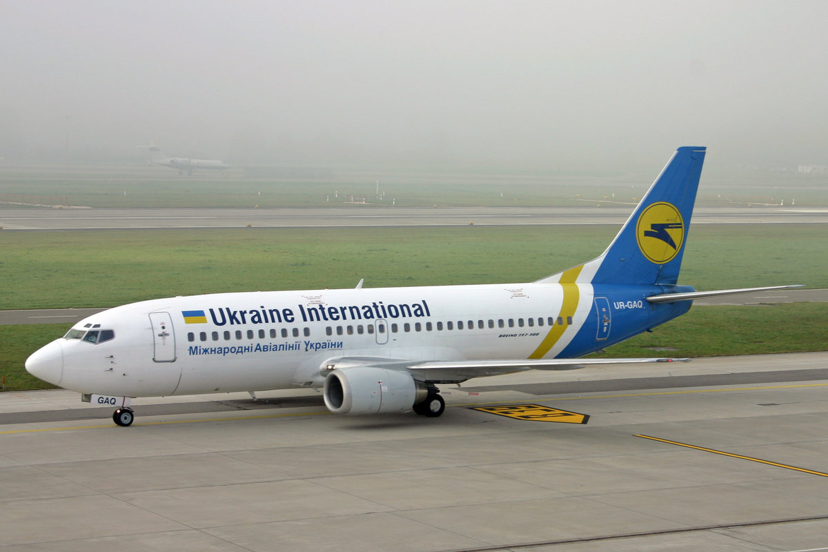 Ukraine International Airlines, UR-GAQ, Boeing B737-33R, msn: 28869/2887, 30.Oktober 2005, ZRH Zürich, Switzerland.